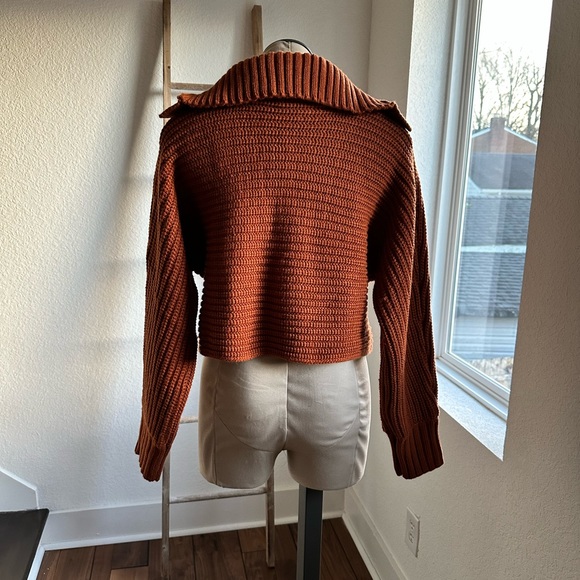 Butter Melon Rust V Neck Collar Cropped Sweater sz: Med - Picture 9 of 9